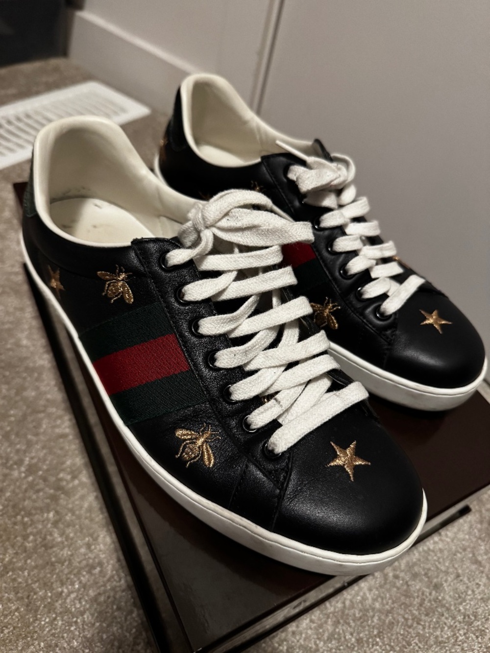 Size 7 Gucci sneakers